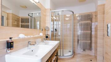 Habitació quàdruple Comfort | Bany | Articles de tocador gratuïts, assecador de cabells i tovalloles