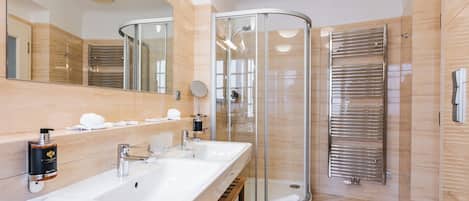 Comfort Quadruple Room | Bathroom | Free toiletries, hair dryer, towels