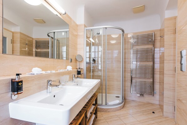 Quarto quádruplo conforto | Banheiro | Produtos de toalete grátis, secador de cabelo, toalhas de banho 