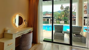 Pool Lanai with King Bed or Two Queen Beds. | Pemandangan dari kamar