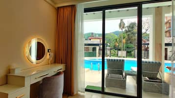 Pool Lanai with King Bed or Two Queen Beds. | Utsikt fra rommet