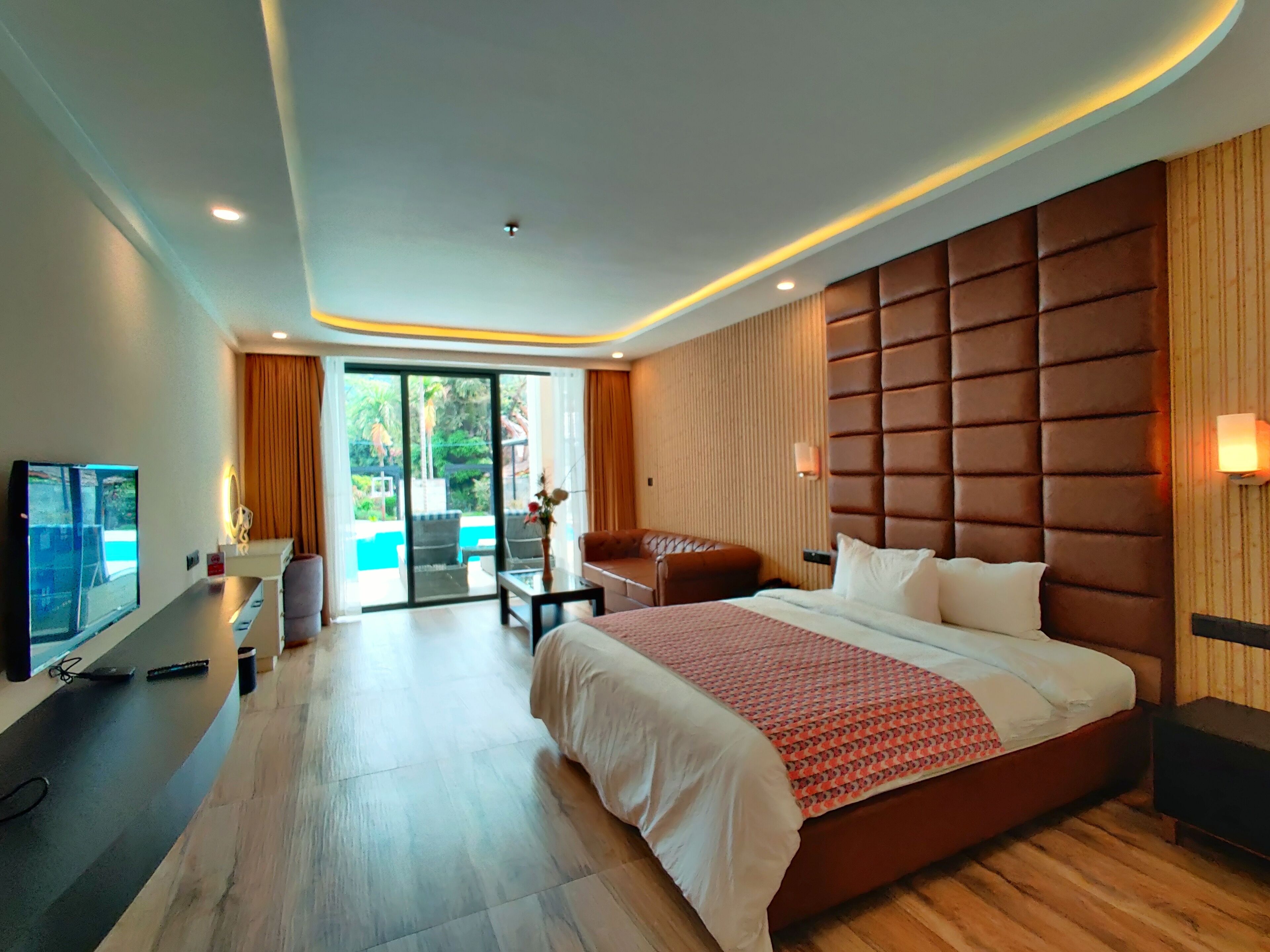 Luxury-Zimmer, Poolzugang | Hochwertige Bettwaren, Zimmersafe, Schreibtisch, Bügeleisen/Bügelbrett