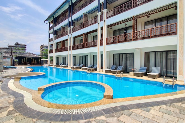 Una piscina al aire libre