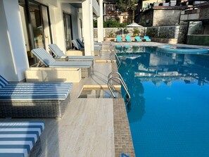 Pool Lanai with King Bed or Two Queen Bed - 15 Percent off on Food and Beverage | Premium bedding, desk, soundproofing, iron/ironing board