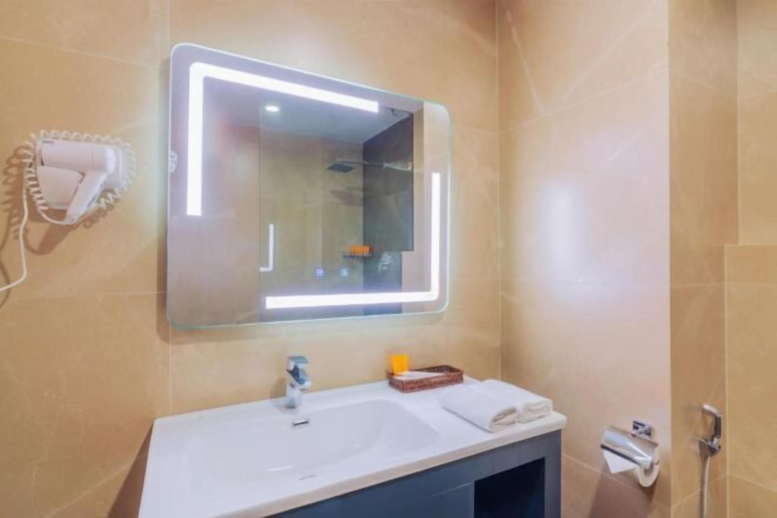 Artículos de tocador de diseñador, secador de pelo, batas, pantuflas