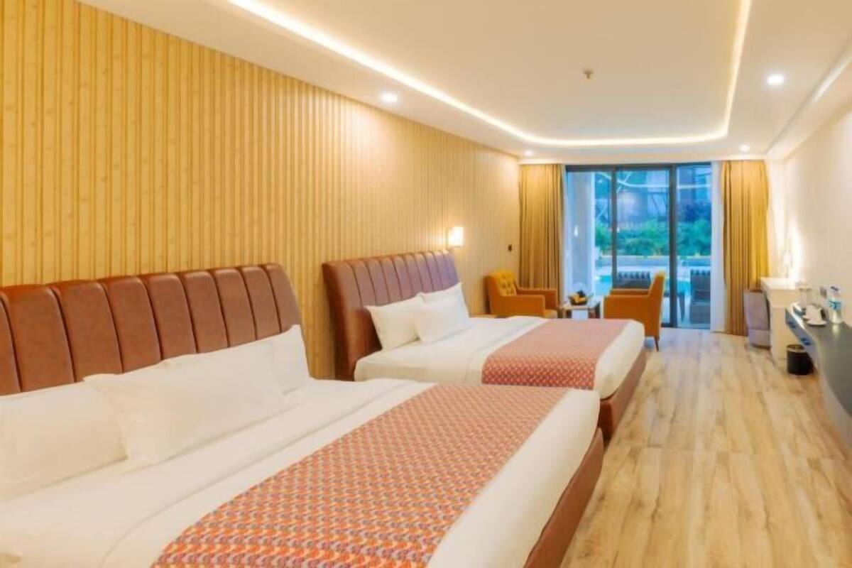 Premium bedding, desk, iron/ironing board, free wired Internet