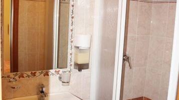 Een douche, gratis toiletartikelen, een haardroger