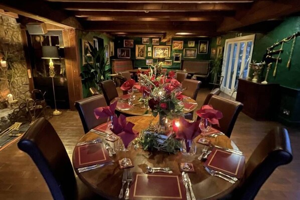 Breakfast, lunch and dinner served - The Tormaukin Hotel (Dollar)