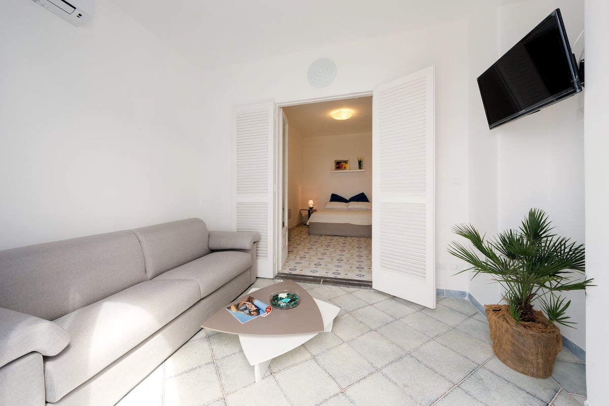 Minibar, cribs/infant beds, free WiFi