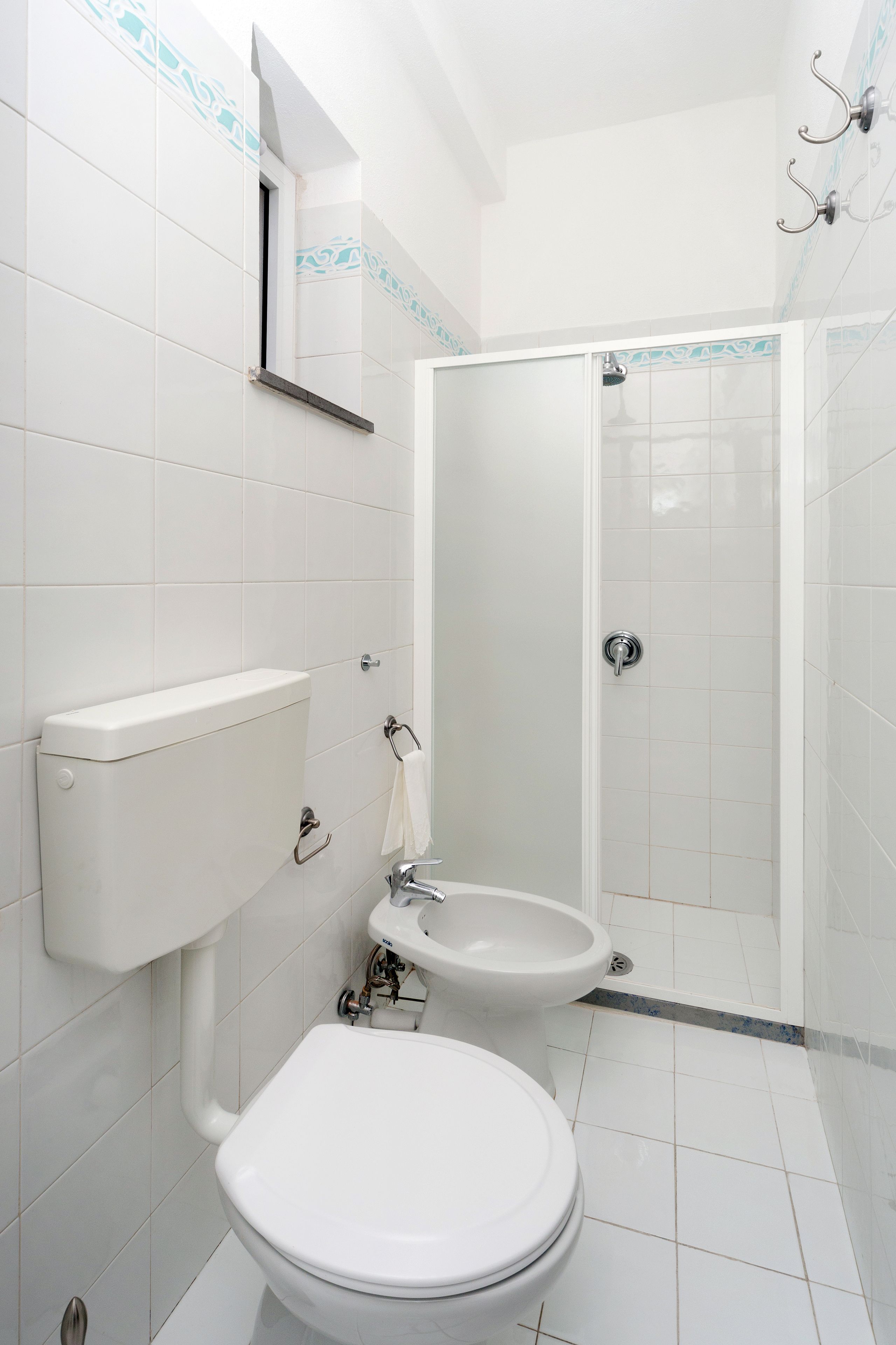 Kylpyhuone, jossa on wc, pesuallas ja suihku.