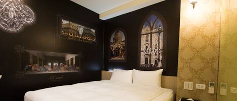 Una habitación de hotel con una cama grande, una mesita de noche, una pared con detalles artísticos y una ventana.