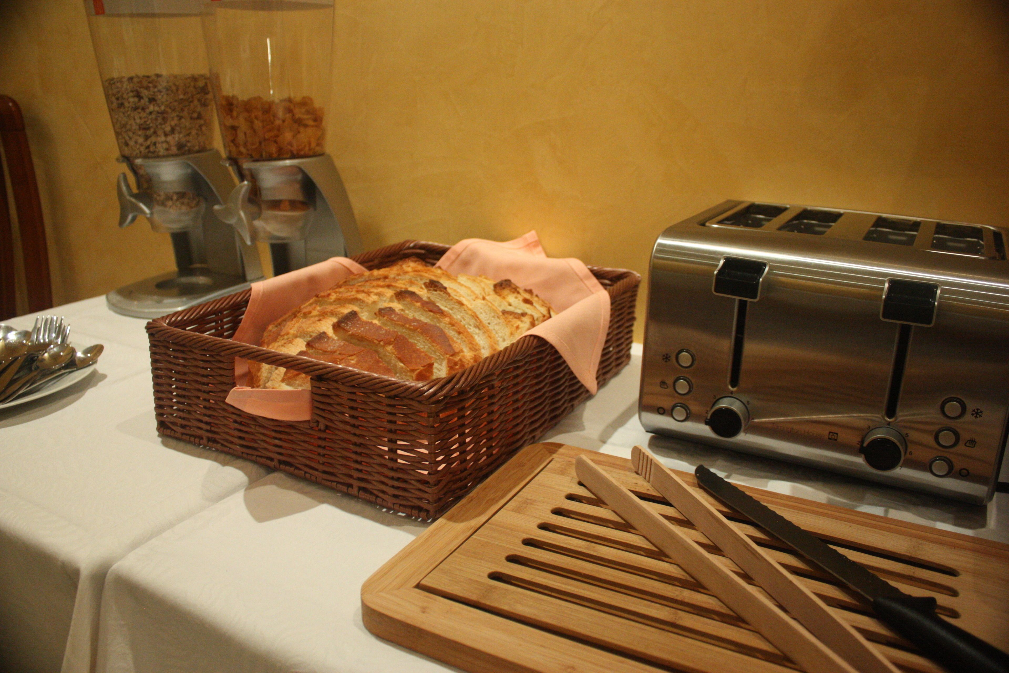 بوفيه فطور يوميًا بتكلفة قدرها (7.50 EUR للشخص)