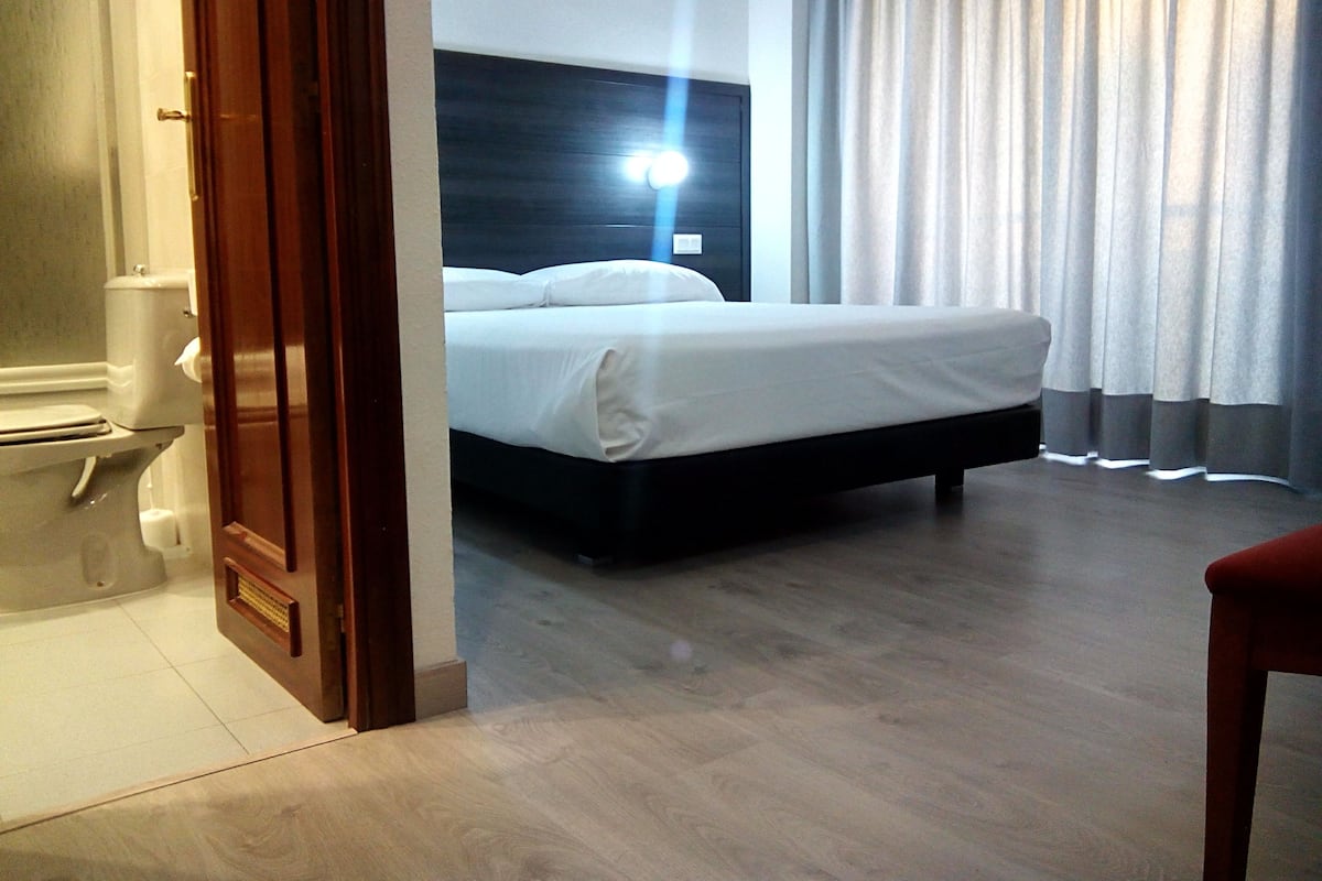 Habitación doble superior, balcón | Escritorio y wifi gratis