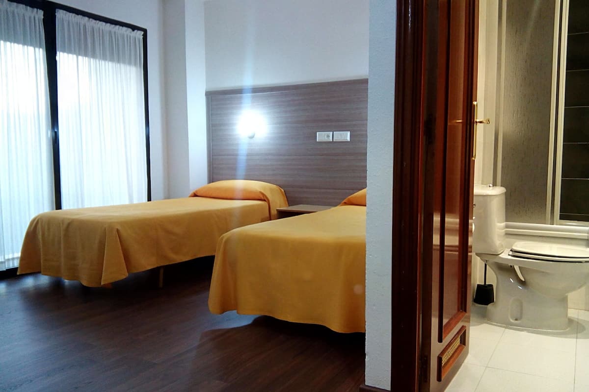 Habitación superior con 2 camas individuales, balcón | Escritorio y wifi gratis