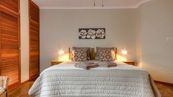 Kamer (2) | Luxe beddengoed, donsdekens, pillowtop-bedden, een kluis op de kamer