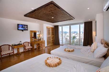 Minibar, caja de seguridad en la habitación y escritorio