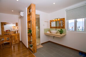 Minibar, Zimmersafe, Schreibtisch, Verdunkelungsvorhänge