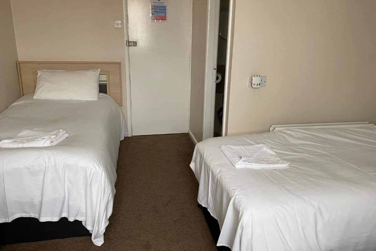 Standard-Dreibettzimmer | Schreibtisch, kostenloses WLAN, Bettwäsche