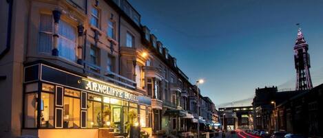 Vista frontal de la propiedad