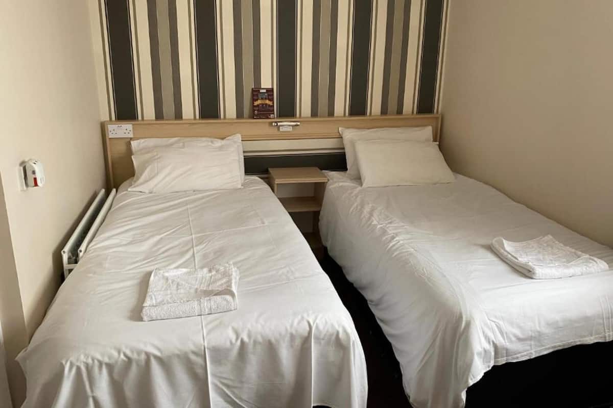 Habitación estándar con 2 camas individuales | Escritorio, wifi gratis y ropa de cama