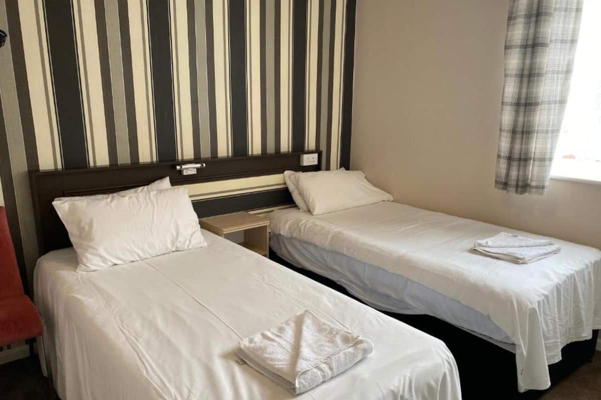 Habitación superior, 2 camas matrimoniales | Escritorio, wifi gratis y ropa de cama