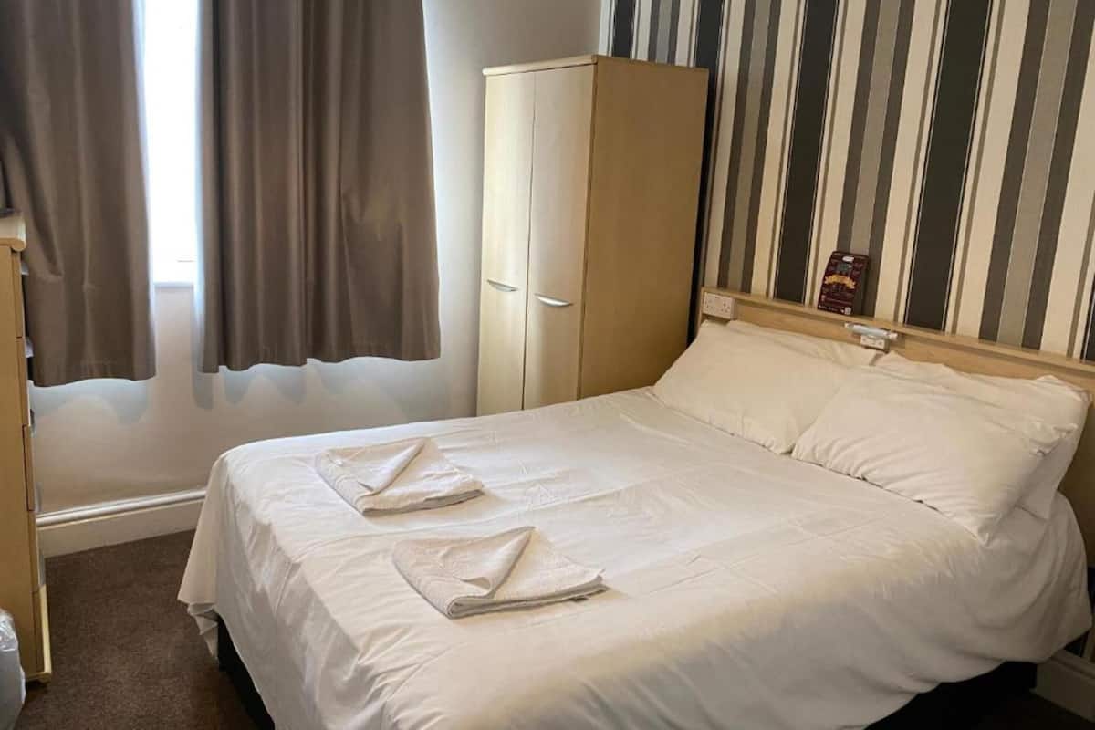 Escritorio, wifi gratis y ropa de cama