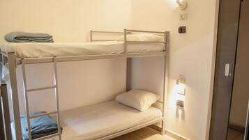 Dormitorio misto 4 camas c/ ar | Ferros/tábuas de passar roupa, Wi-Fi de cortesia, roupa de cama