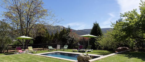 Piscine extérieure, parasols de plage, chaises longues