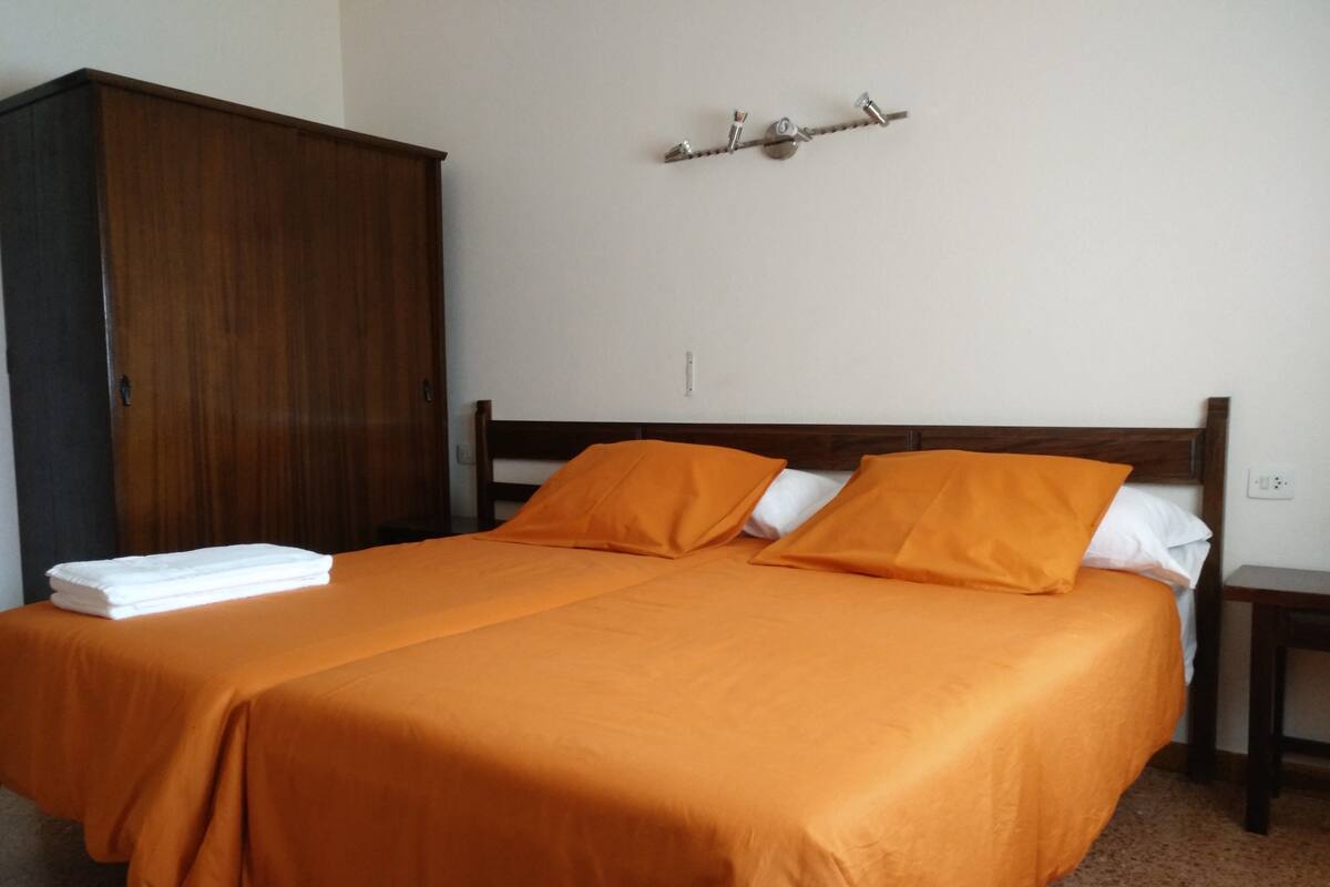 Escritorio, cortinas blackout, wifi gratis y ropa de cama