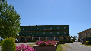 A green building with a sign reading "Hostel L'ESPLAT". - Hostal L´Esplai (Viladamat)
