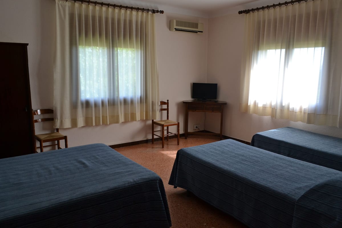 Escritorio, cortinas blackout, wifi gratis y ropa de cama