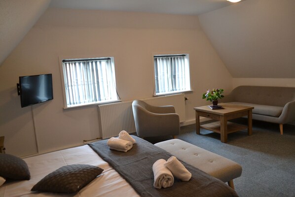 Schreibtisch, kostenlose Babybetten, kostenloses WLAN, Bettwäsche