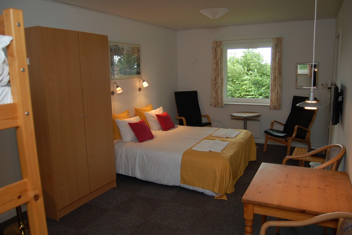 Desk, free cribs/infant beds, free WiFi, bed sheets