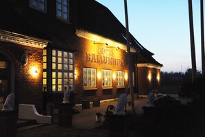 Fassade der Unterkunft – Abend/Nacht