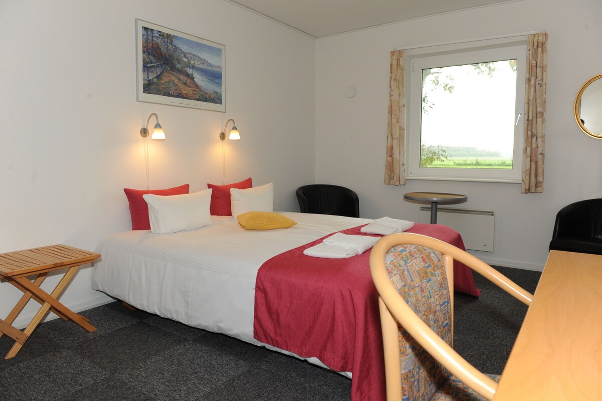 Desk, free cribs/infant beds, free WiFi, bed sheets