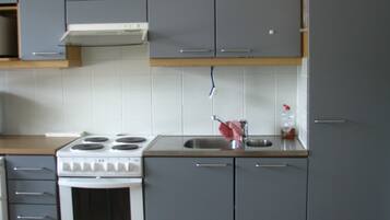 Kahden hengen huone (kaksi sänkyä), 2 yhden hengen sänkyä | Yksityinen keittonurkkaus | Jääkaappi, mikroaaltouuni, liesi, keittoastiat/astiat/ruokailuvälineet