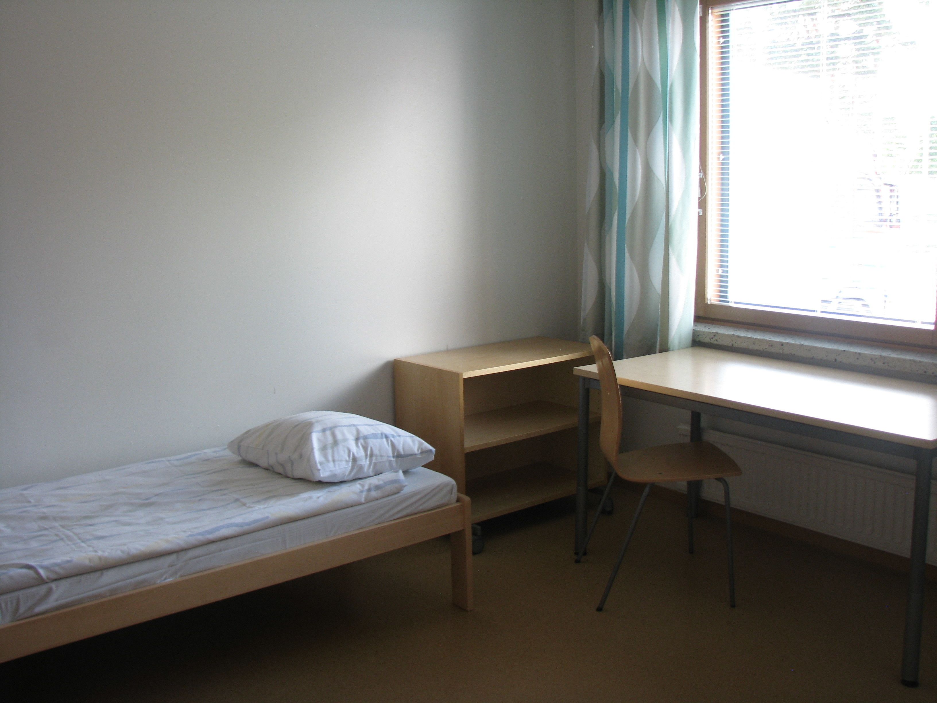 twin room, 2 single beds | desk