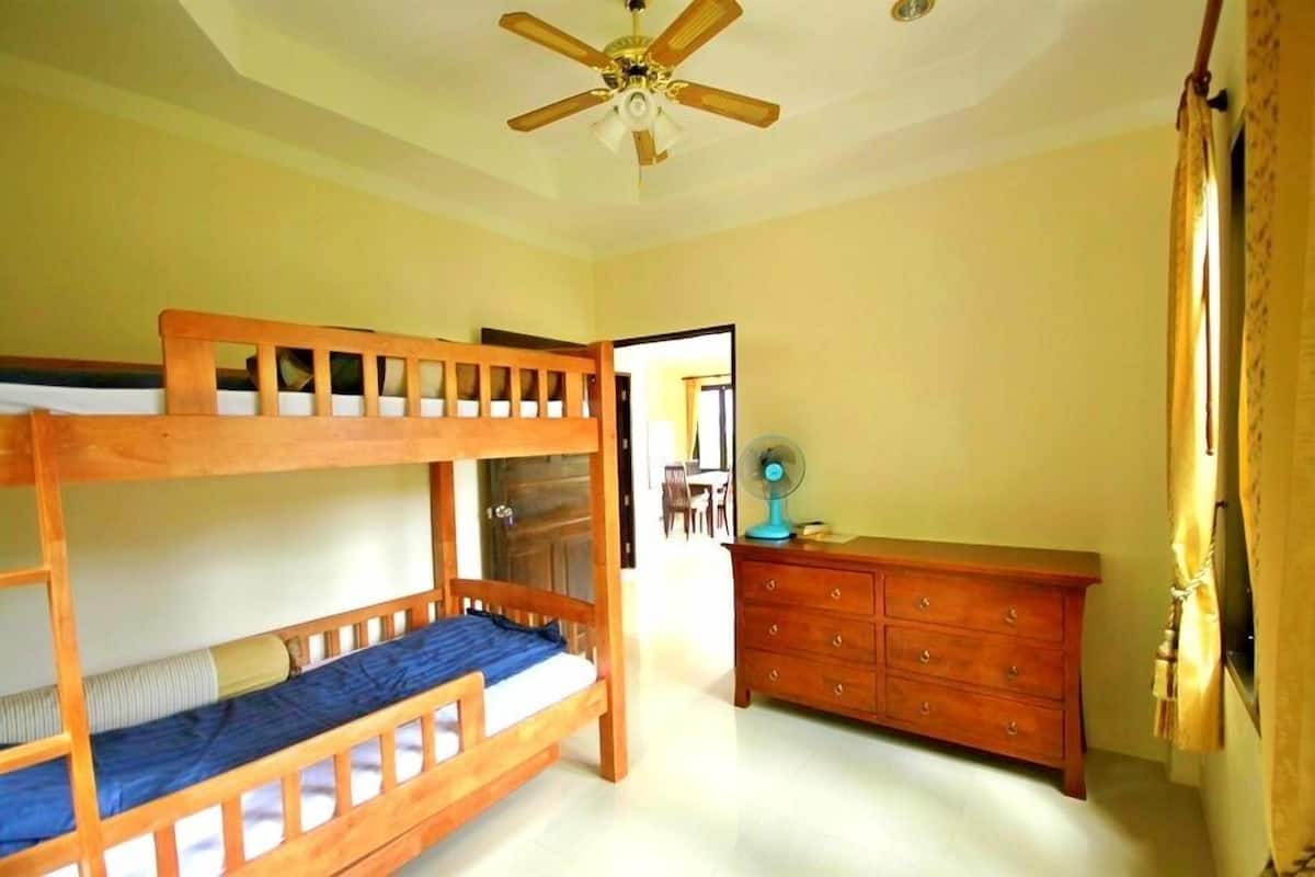 Family Apartment | Draps en coton égyptien, coffres-forts dans les chambres