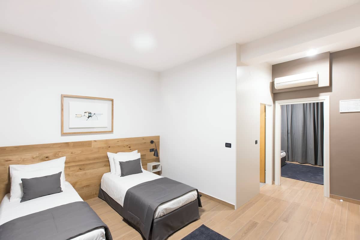 Family Room, Balcony F2 | Skrivbord, arbetsyta för laptop, ljudisolering och gratis wi-fi