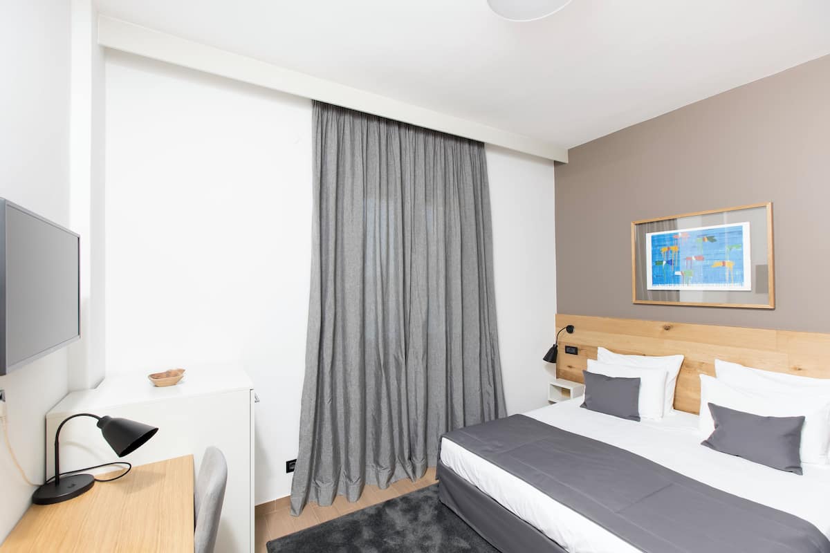 Double Room, J4 | Skrivbord, arbetsyta för laptop, ljudisolering och gratis wi-fi