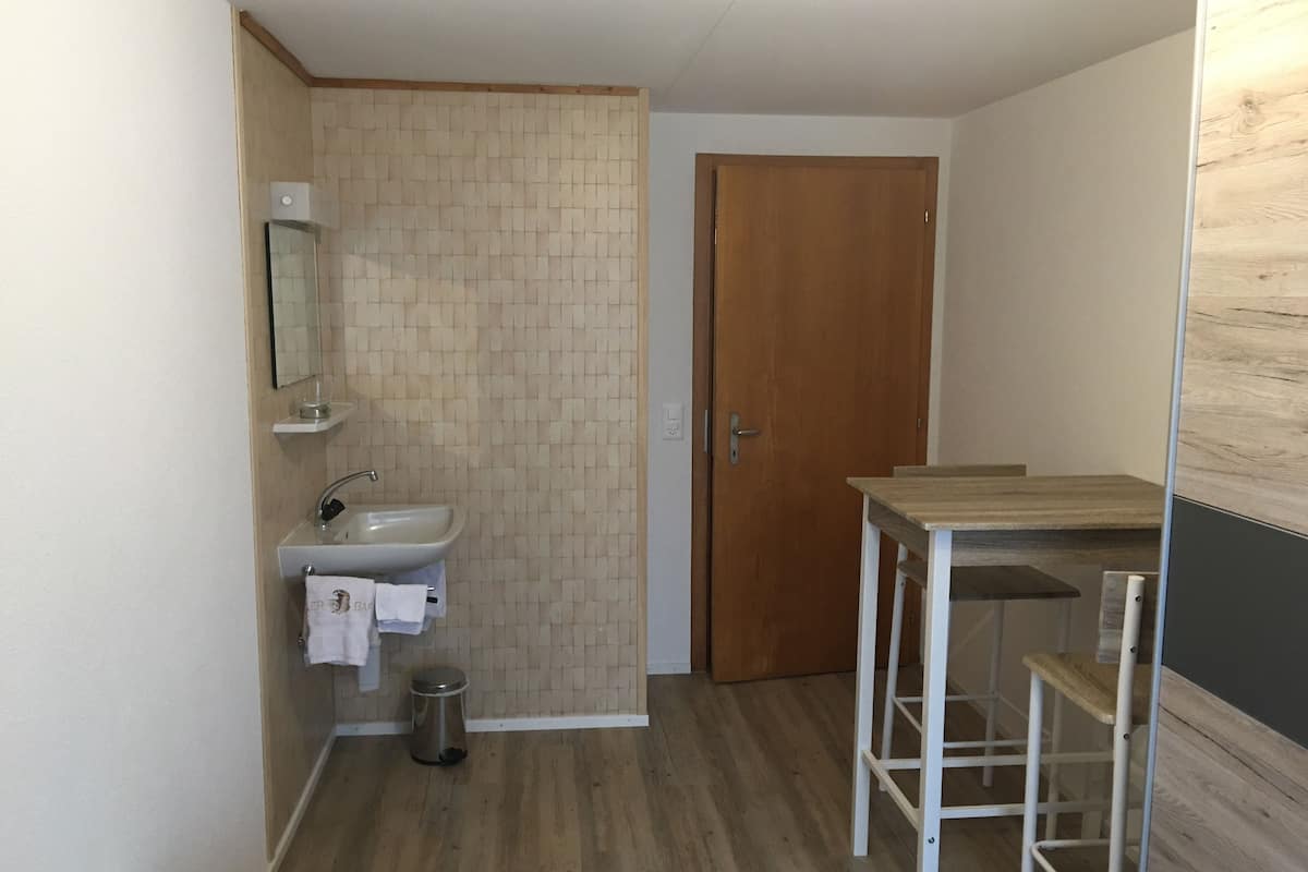 Habitación individual económica | Área de sala de estar | Televisión