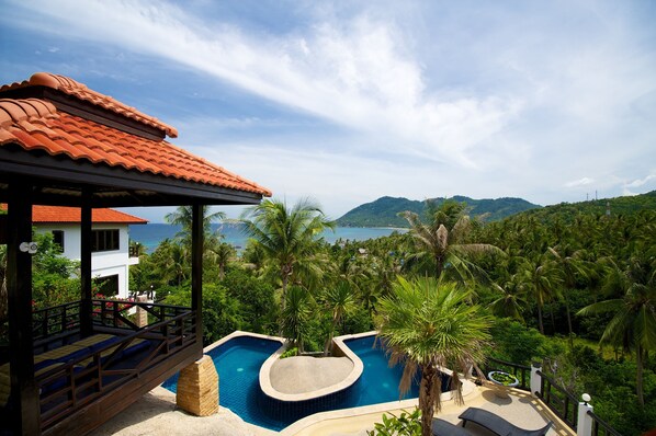 2 hồ bơi ngoài trời 