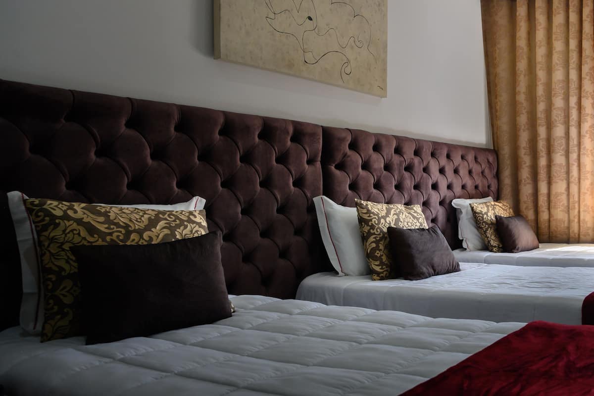 Chambre Triple Ăconomique, 3 lits une place, accessible aux personnes Ă mobilitĂ© rĂ©duite