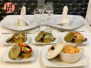 Breakfast, lunch, dinner served; Regional cuisine 