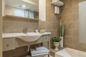 Hair dryer, slippers, towels - Galata 1785 Suites (Istanbul)