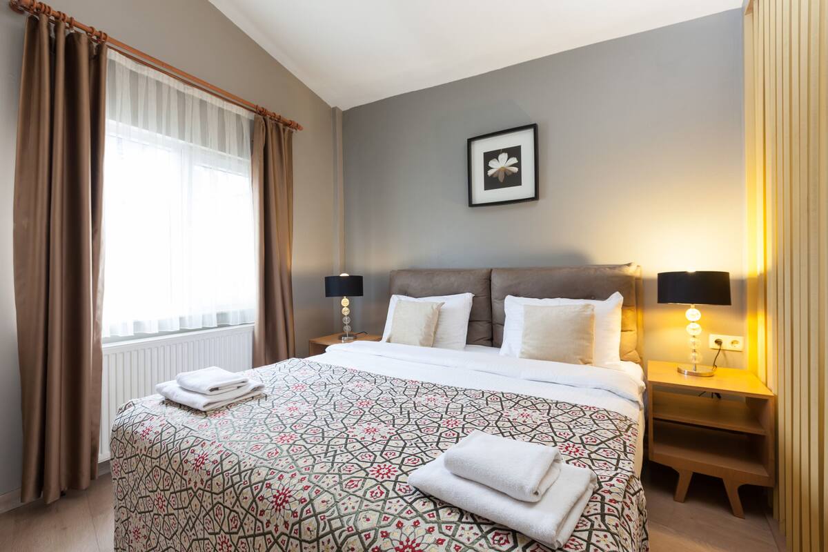 Premium bedding, minibar, blackout drapes, soundproofing