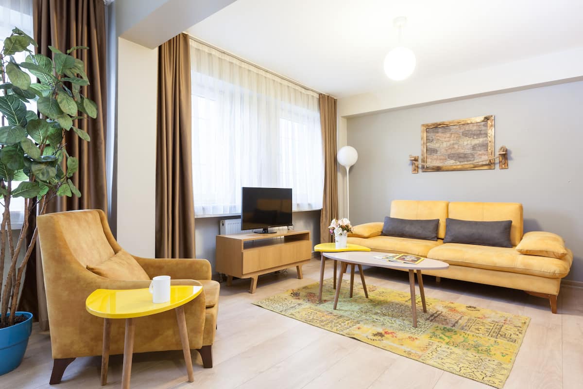 Premium bedding, minibar, blackout drapes, soundproofing