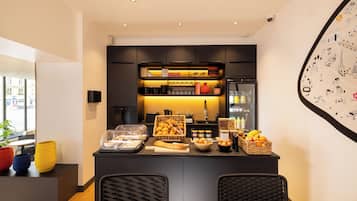 Desayuno continental diario (EUR 10 por persona)
