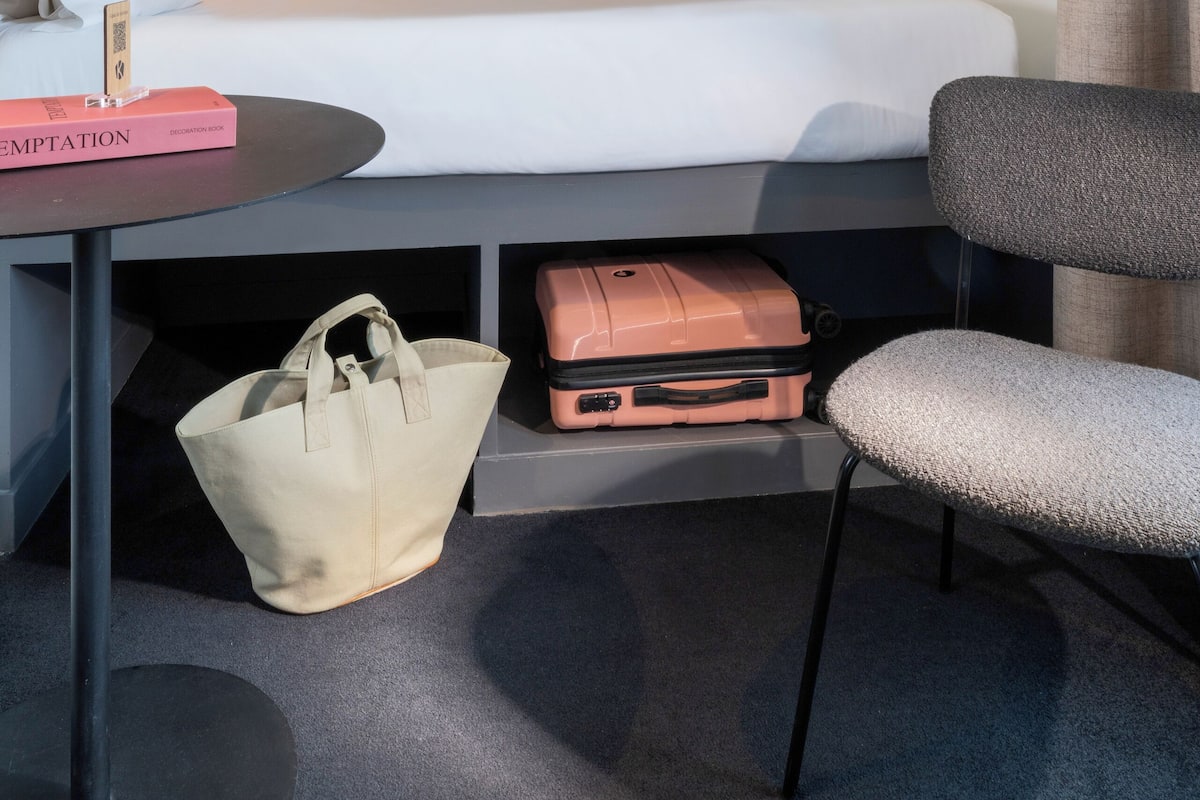 Eenpersoonskamer | Een kluis op de kamer, een bureau, geluiddichte muren