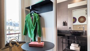 A modern bathroom with a black sink, a mirror, and a towel rack. - Hotel Korner Saint Marcel (Paris)